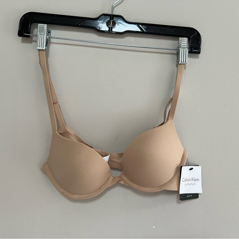 Calvin Klein NWT Perfectly Fit Push Up Plunge Bra in Nude "Cedar", 32A